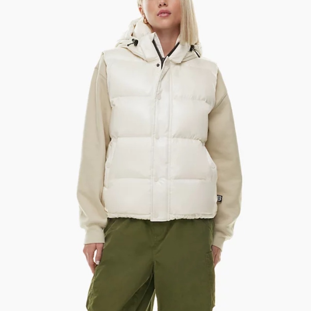 Aritzia The Super Puff™ Vest
Goose down puffer vest made with Hi-Gloss fabric
